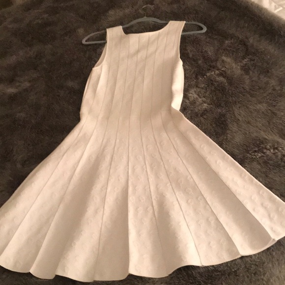 Beautiful white dress - Picture 2 of 3